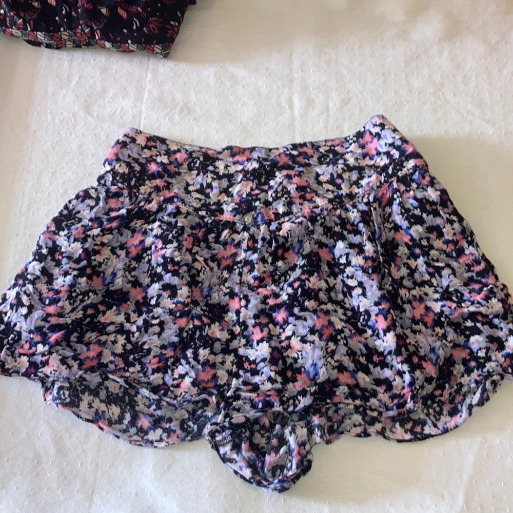 Cute flowy skirt looking shorts American eagle